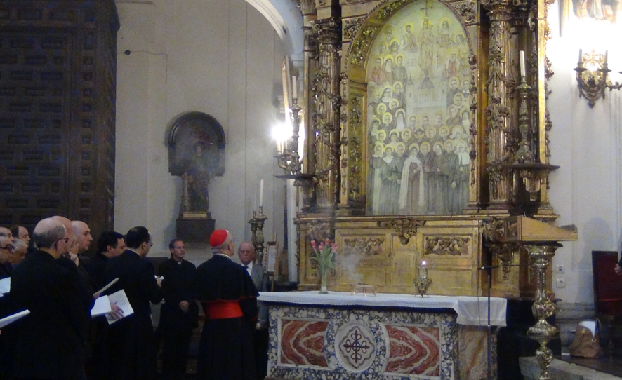 Comienzo del Acto de Apertura, rezando ante el icono de los mártires de Madrid