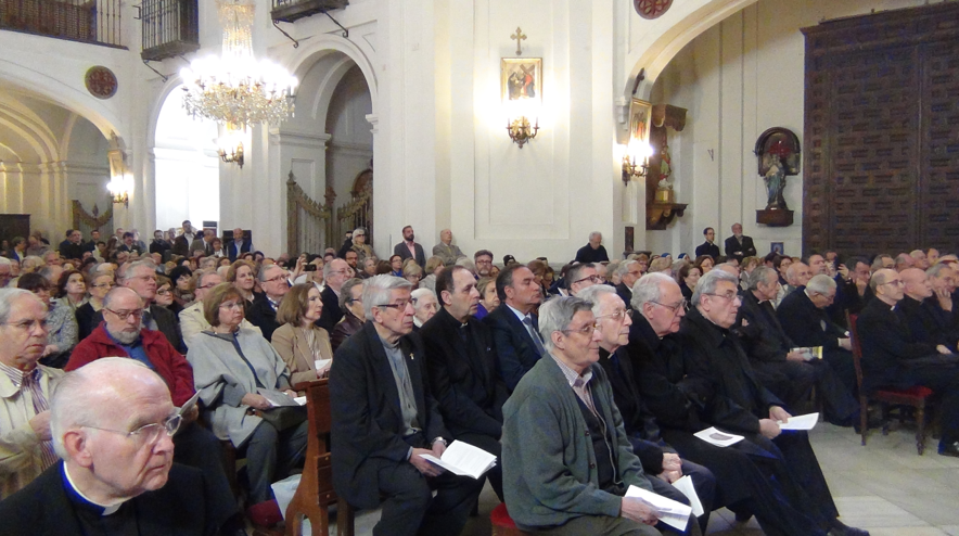 Asistentes al acto, entre los que se encontraban familiares de los mártires de la causa.